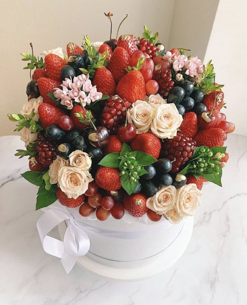 Корзина с фруктами и цветами