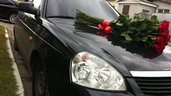 Букет роз в багажнике