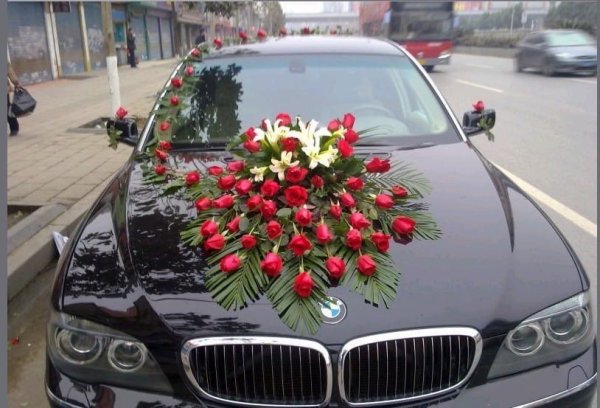 Букет цветов в машине