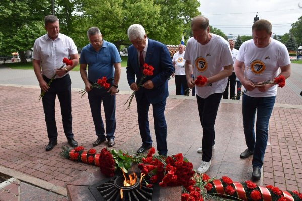 Возложение цветов к Вечному огню