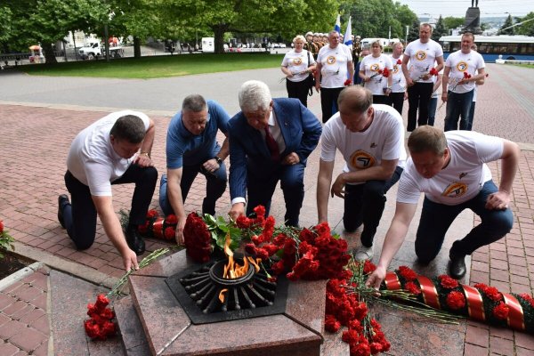 Возлагают цветы к Вечному огню