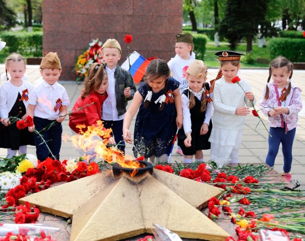 Возлагают цветы к Вечному огню