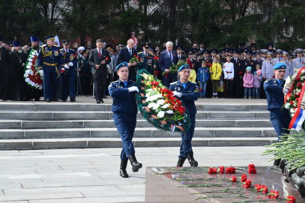 Возлагают цветы к Вечному огню