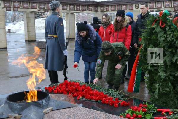 Возложение цветов к Вечному огню