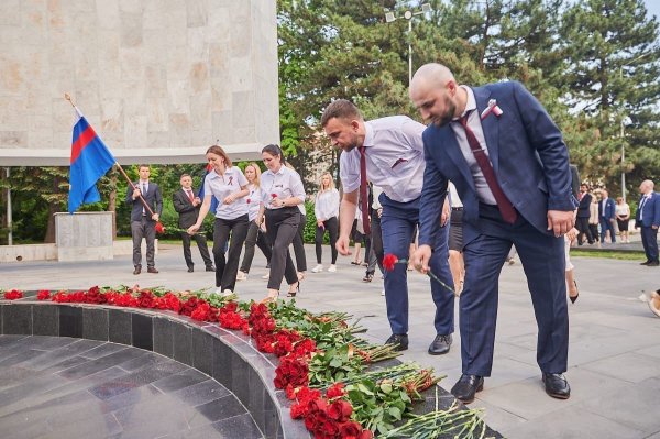 Возложение цветов к Вечному огню