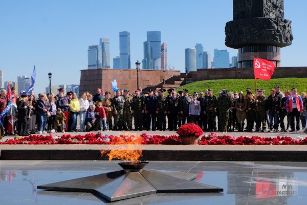 Дети возлагают цветы к Вечному огню
