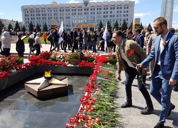 Возложение цветов к Вечному огню
