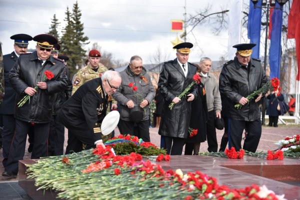 Возложение цветов к Вечному огню