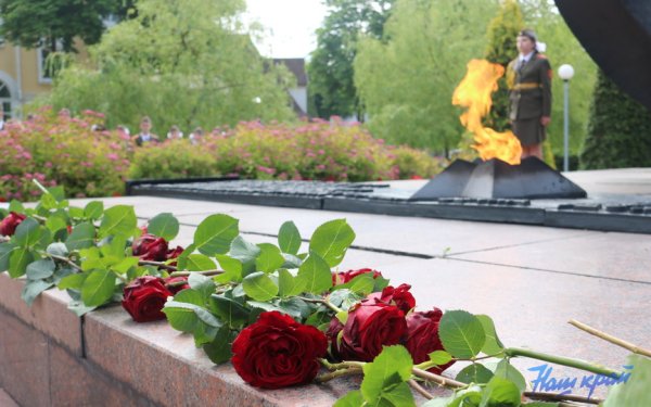 Возложение цветов к Вечному огню