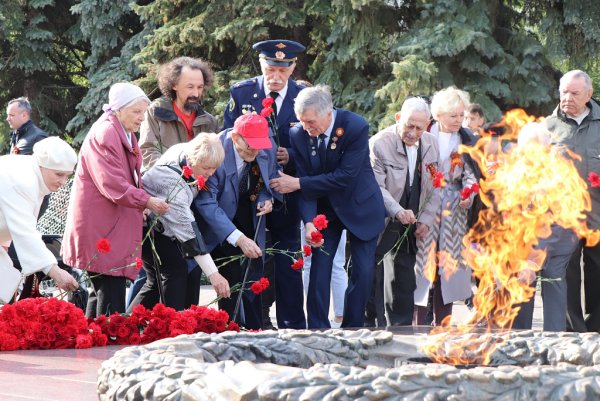 Возлагают цветы к Вечному огню