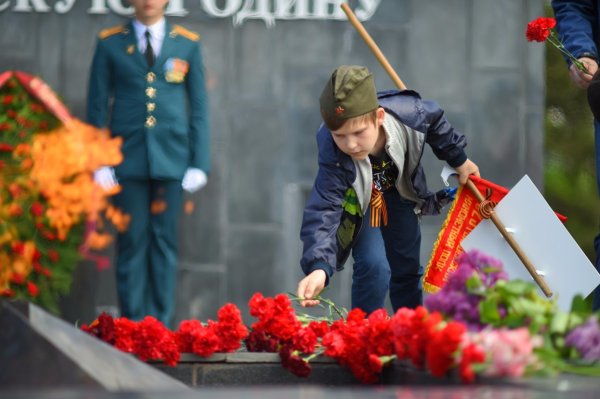 Возложение цветов к монументу в Краснодаре