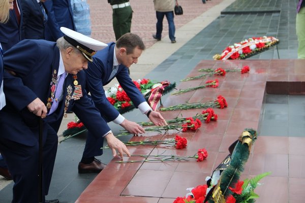 Возложение цветов к могиле неизвестного солдата в Москве