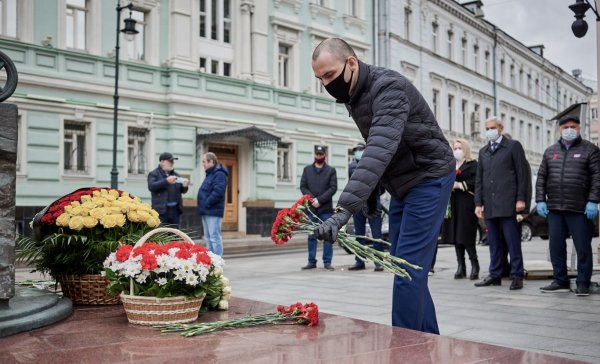 Возложение цветов к могиле неизвестного солдата
