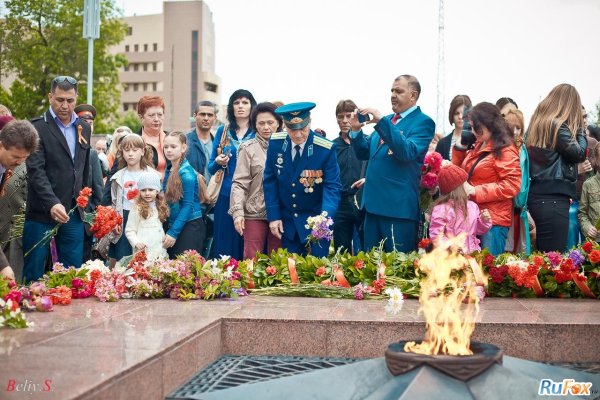 Возложение цветов к памятнику погибшим в Великой Отечественной