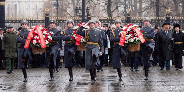 Церемония возложения цветов к памятнику
