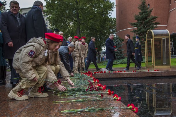 Возложение цветов к памятнику неизвестного солдата