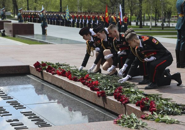 Возложение цветов к Вечному огню