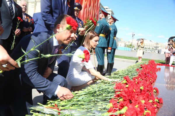 Венок к памятнику неизвестного солдата