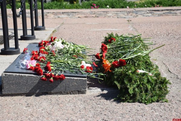 Возложение к могиле неизвестного солдата