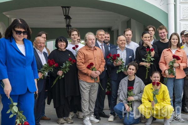 Ветеран у могилы неизвестного солдата