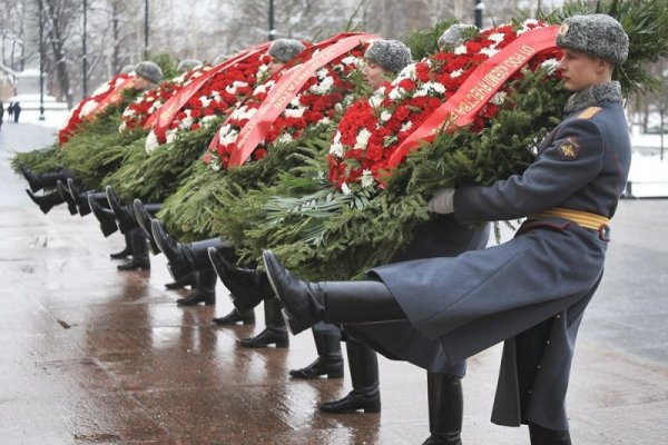 Возложение цветов неизвестному солдату