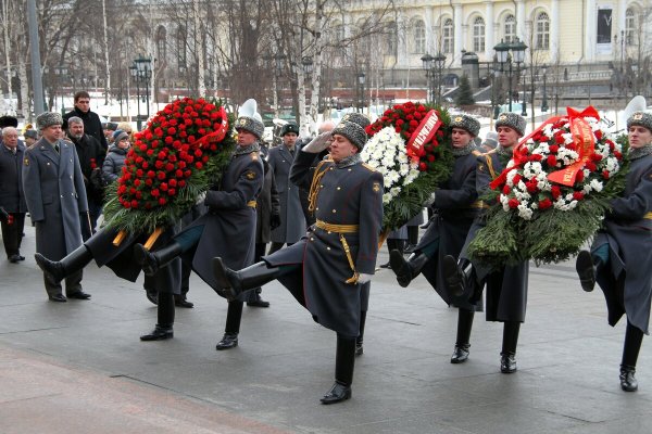 Возложение цветов к могиле неизвестного солдата в Москве
