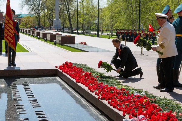 Могила неизвестный солдат в Москве возложение цветов