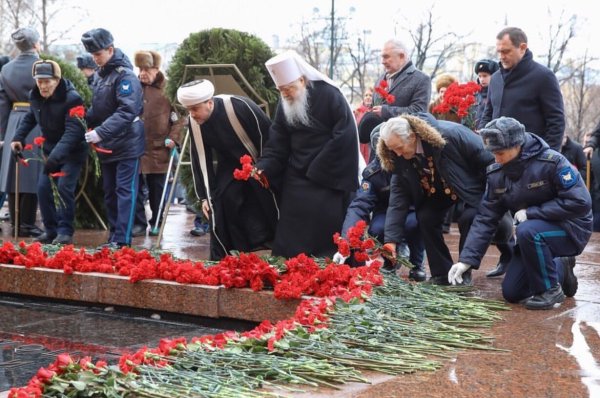Возложение цветов к могиле неизвестного солдата в Москве