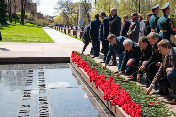 Дети возлагают цветы к Вечному огню