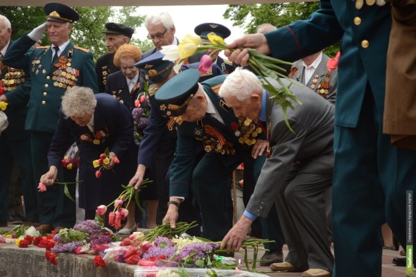 Возложение цветов к могиле неизвестного солдата