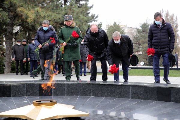 Возлагают цветы к Вечному огню