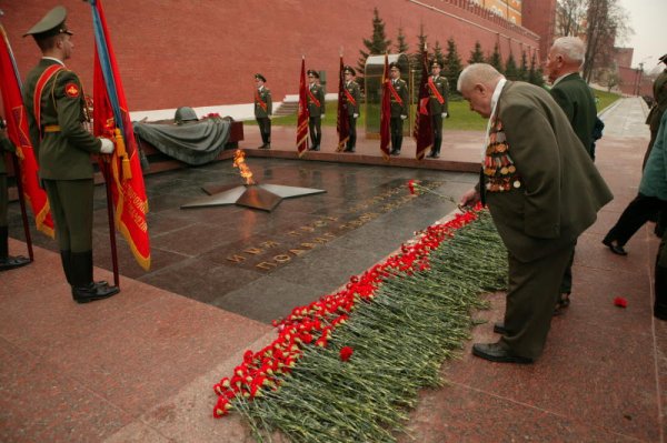 Путин возложил венок к могиле неизвестного солдата