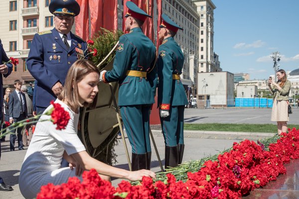 Цветы у памятника неизвестному солдату