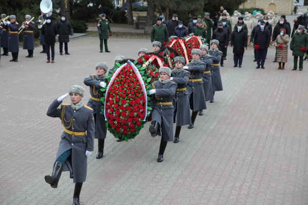 Путин возлагает цветы к могиле неизвестного солдата