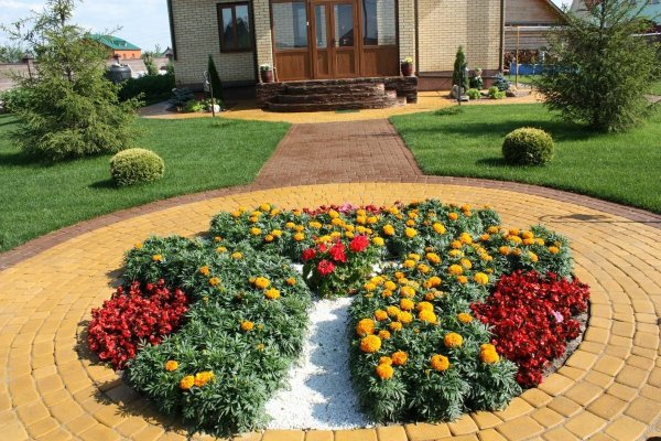 Полукруглая клумба