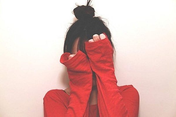 Девушка с темными волосами с цветами