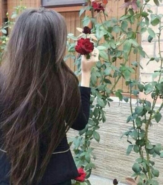 Девушка с цветами со спины