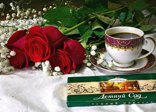 Добрый вечер с цветами и кофе