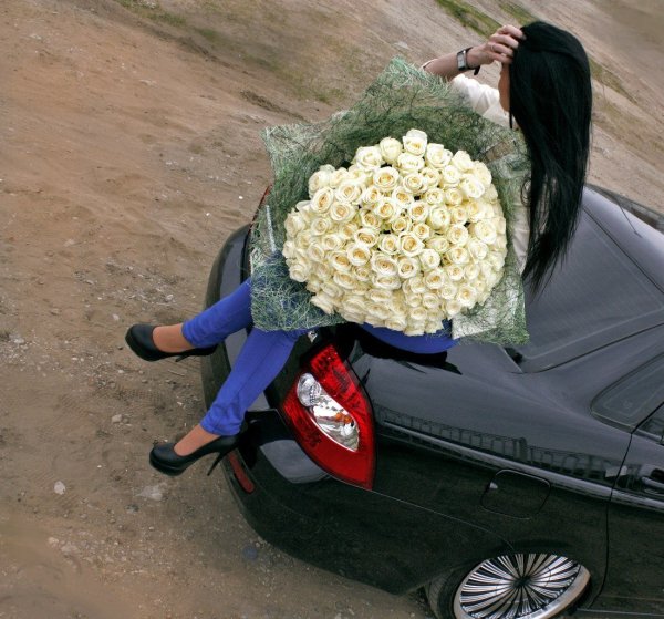 Брюнетка с розами в машине: подборка картинок
