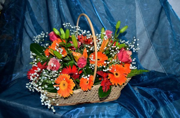 Цветы в корзине