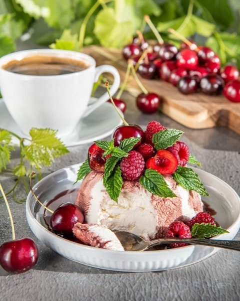 Чашка чая с клубникой