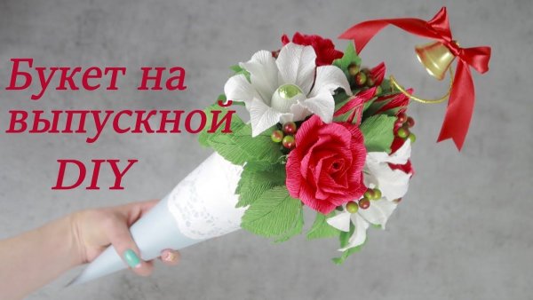 Выпускница с букетом