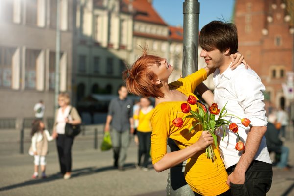 Парень дарит девушке цветы