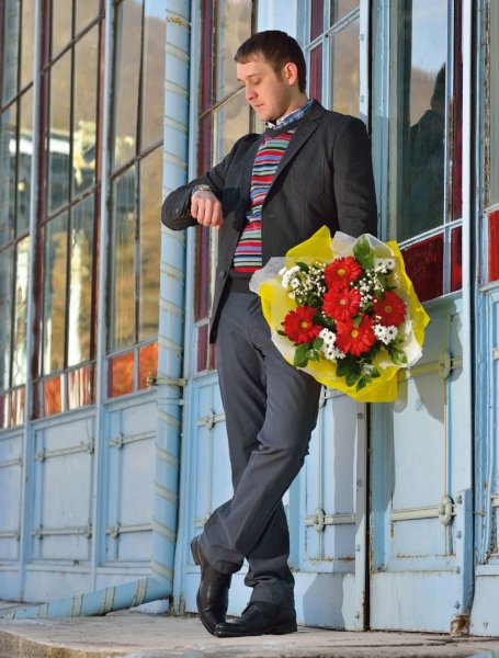 Парень с букетом