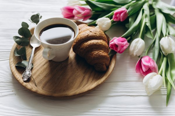 Солнечное утро с чашкой кофе