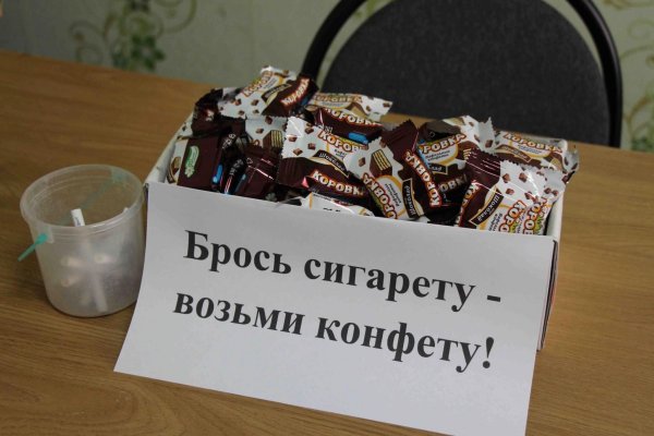 Кто не курит и не пьет Ровно дышит сильно бьет