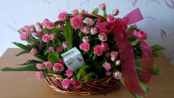 Подарки и цветы на прозрачном фоне