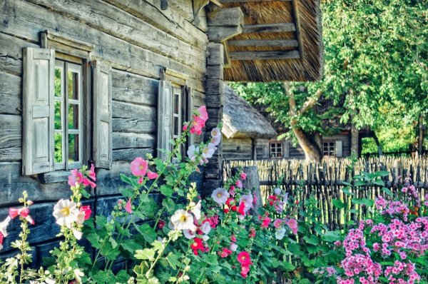 Деревенский дом с палисадником