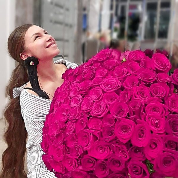 Девушка с большим букето