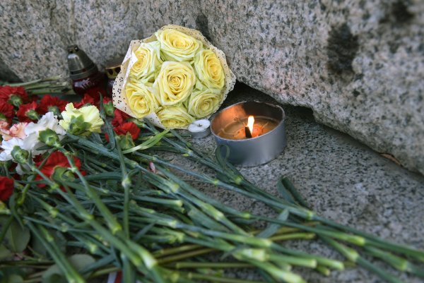 Поминальная свеча и цветы